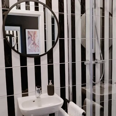 Zwei Wohnungen, Ein Erlebnis: Platz Fuer 6 In 4 Schlafzimmern Am Wismarer Hafen Apartment *